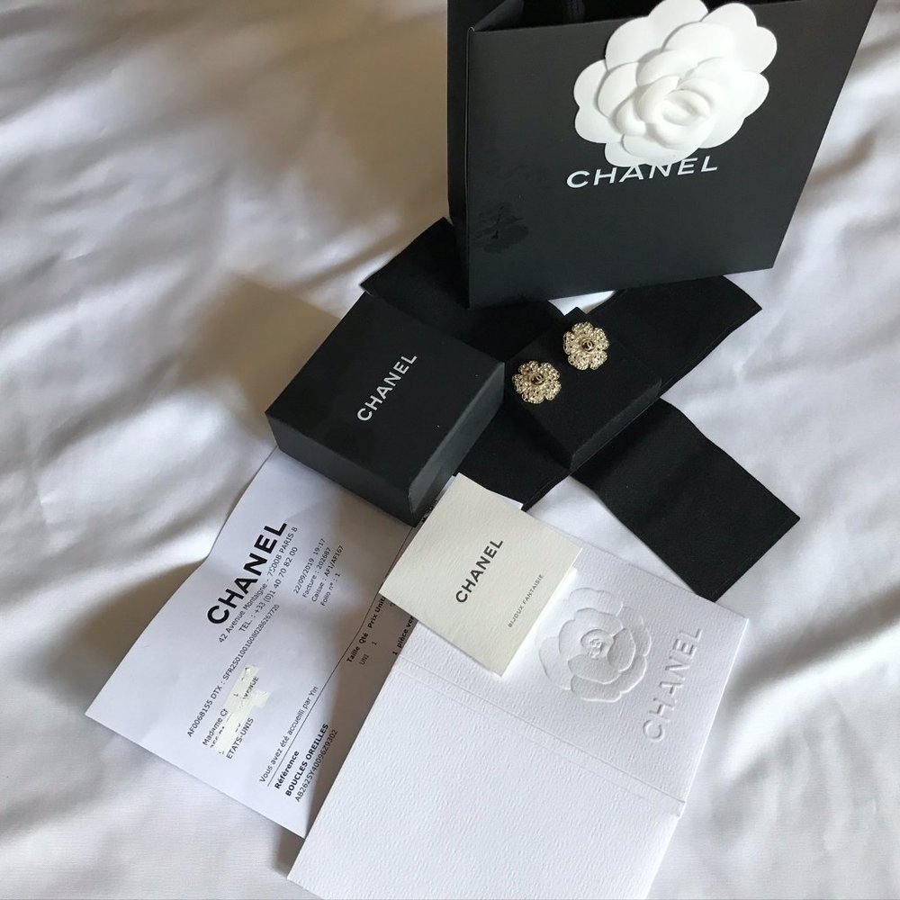 CHANEL Crystal/Gold Boucles Oreilles Earrings.